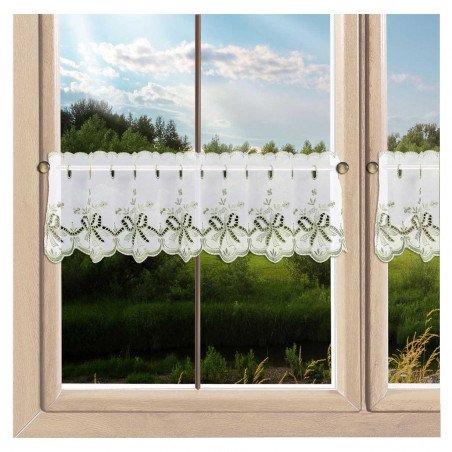 Spitzengardine Lotta mit Landhaus-Stickerei dekoriert im Fenster