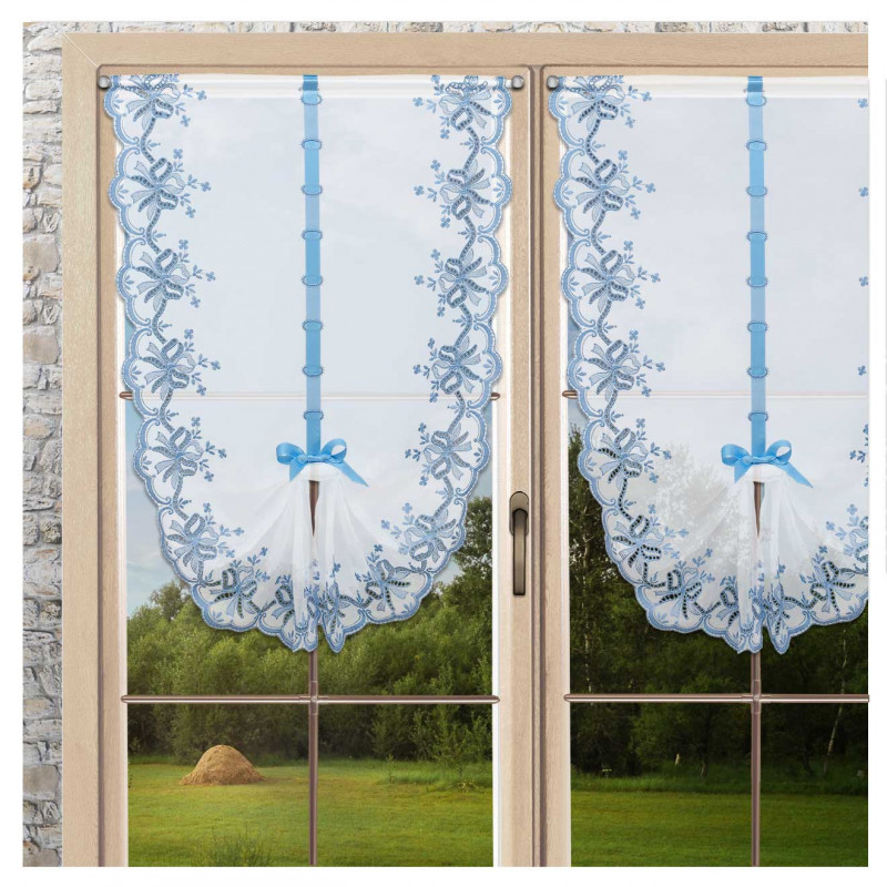 Spitzen-Scheibenhänger Lotta mit Landhaus-Stickerei dekoriert im Fenster