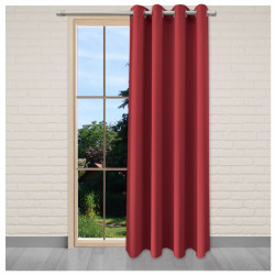 Verdunklungs-Vorhang Arjan in rot dekoriert im Fenster