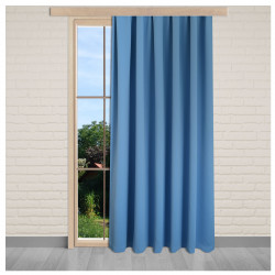 Verdunklungs-Vorhang Arjan in blau dekoriert im Fenster