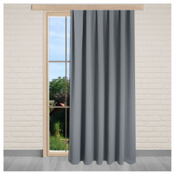Verdunklungs-Vorhang Arjan in grau dekoriert im Fenster