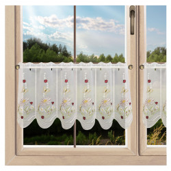 Kurzgardine Marienkäfer mit Blumenwiese Echte Plauener Spitze dekoriert am Fenster