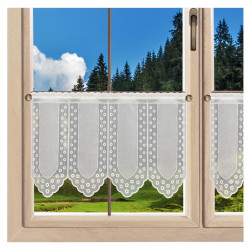 Kurzgardine Siona Plauener Spitze dekoriert am Fenster